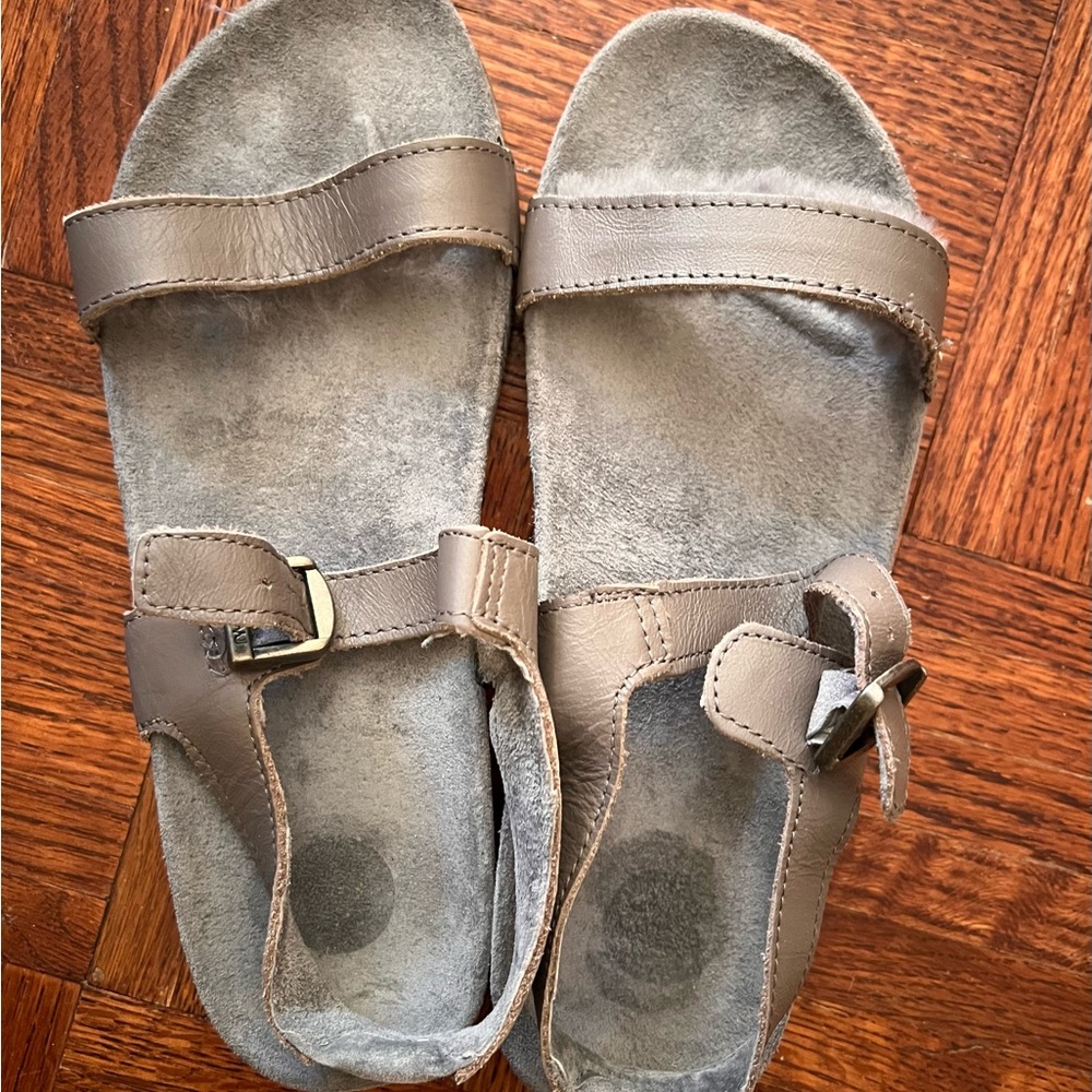 New Emu Yuku Sandal with super soft shearling lining on the tops. Size 5 US